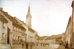 Foto der Gefreeser Hauptstraße kurz nach dem Wiederaufbau nach dem Stadtbrand 1872 (Nachlass Hans Hoffritz)